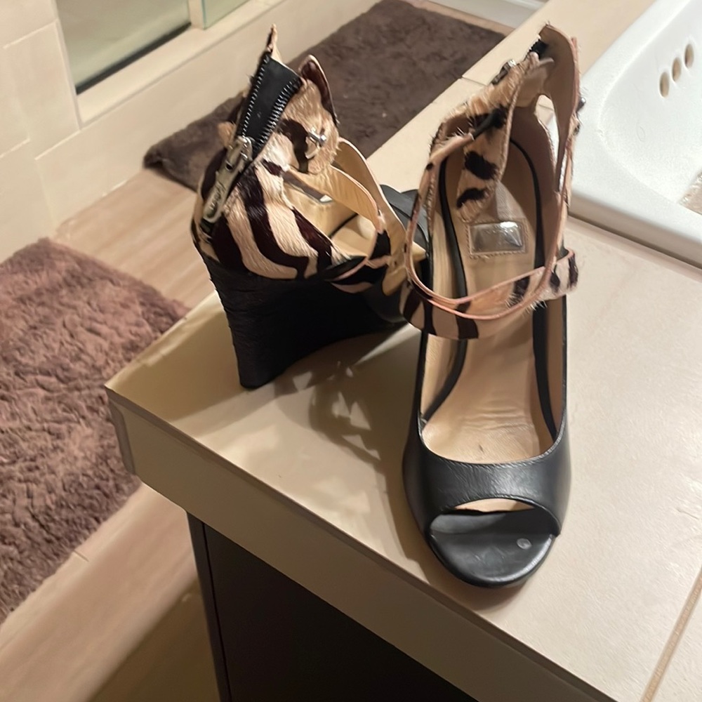 Zebra guess heels